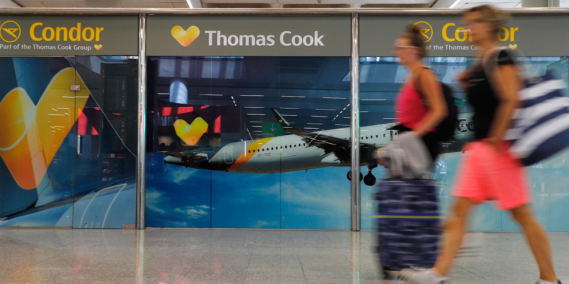 Reisende-passieren-einen-Schalter-von-Thomas-Cook-und-Condor
