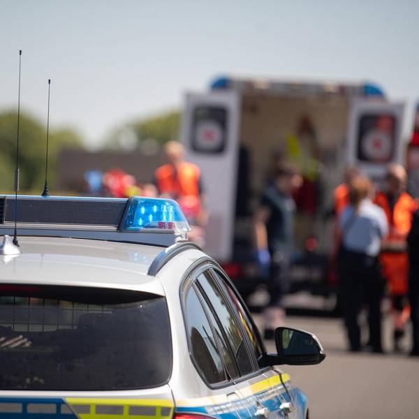 Polizeiwagen und Krankenwagen Tom Steinicke