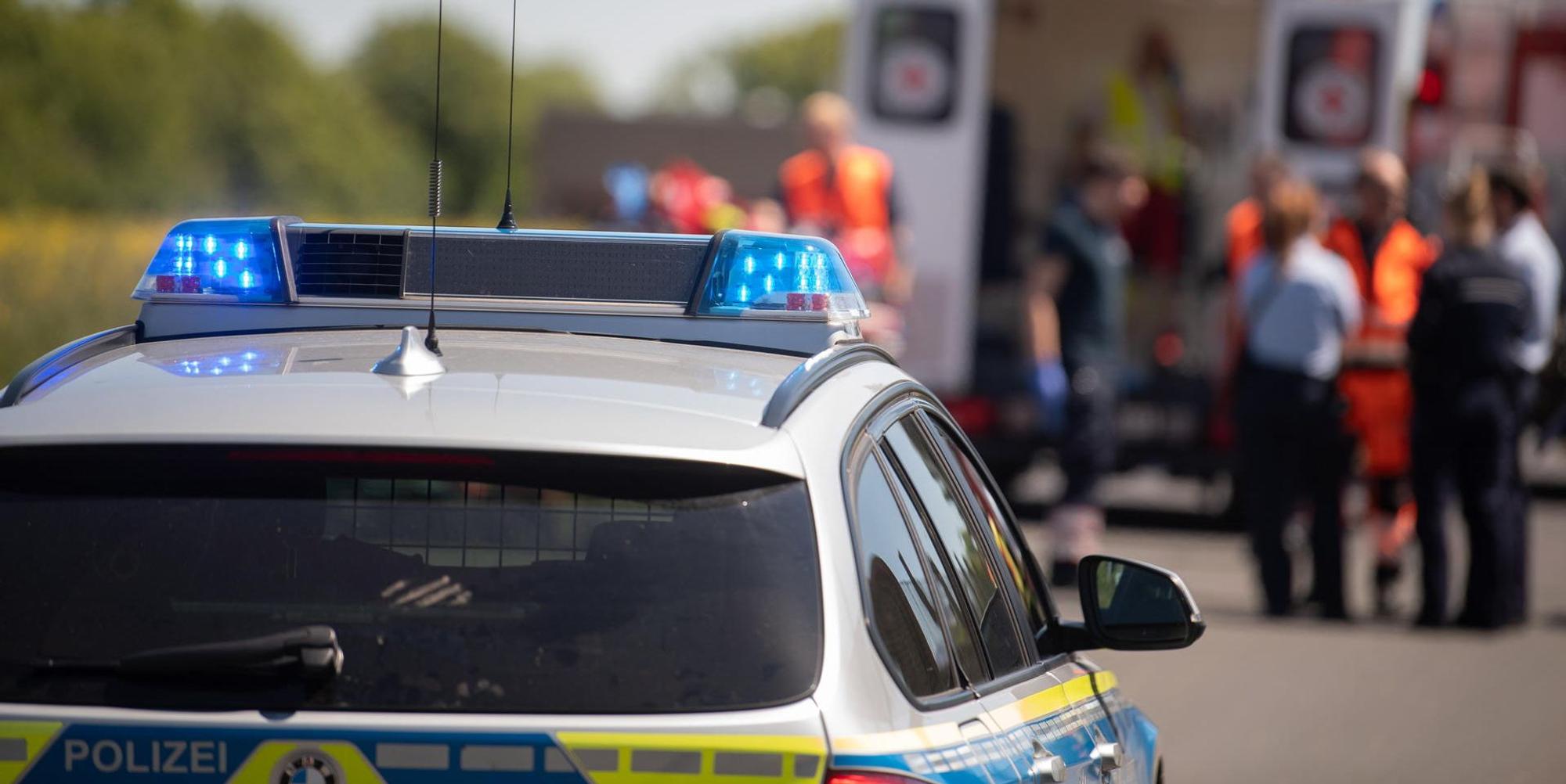 Polizeiwagen und Krankenwagen Tom Steinicke