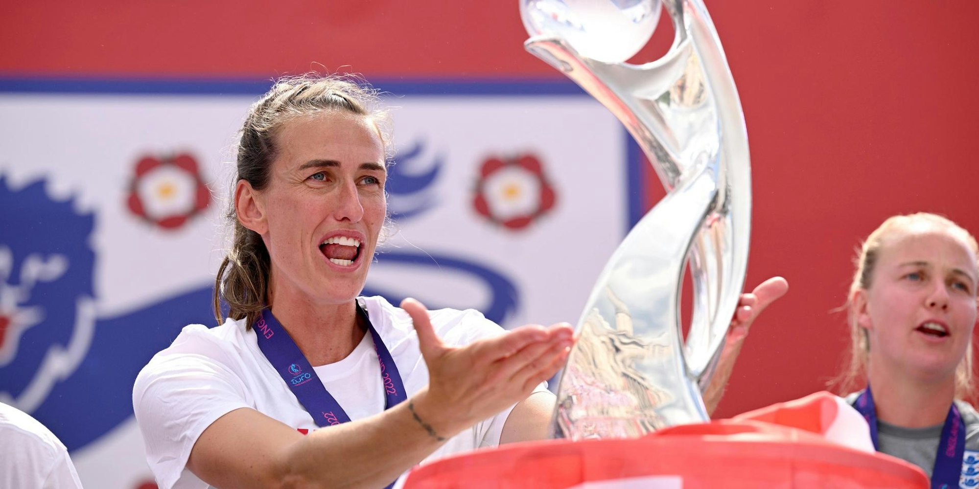 Lionesses mit Pokal