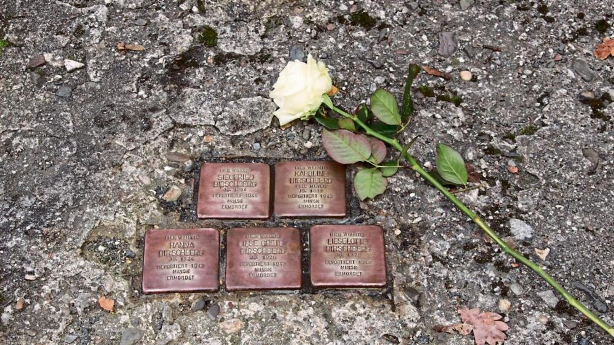 Verbrechen an den Juden, wie die Reichspogromnacht oder Deportationen fanden in aller Öffentlichkeit statt. In vielen deutschen Städten erinnern sogenannte Stolpersteine heute an die NS-Opfer.