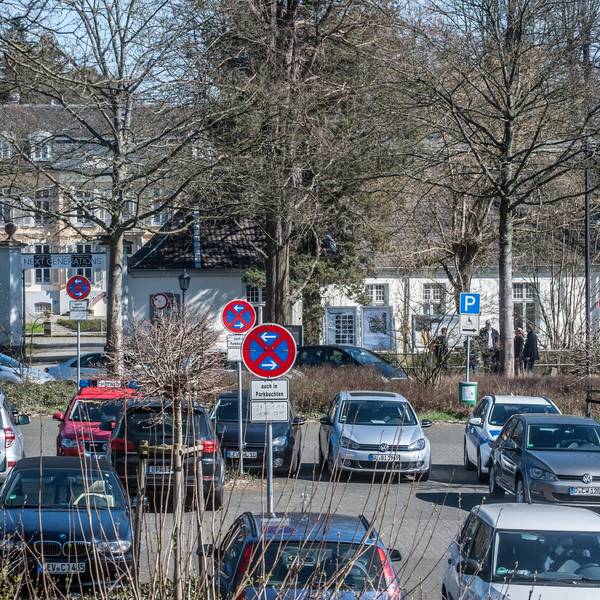 leverkusen-morsbroich-Parkplatz-sichtachse-ALF_4330