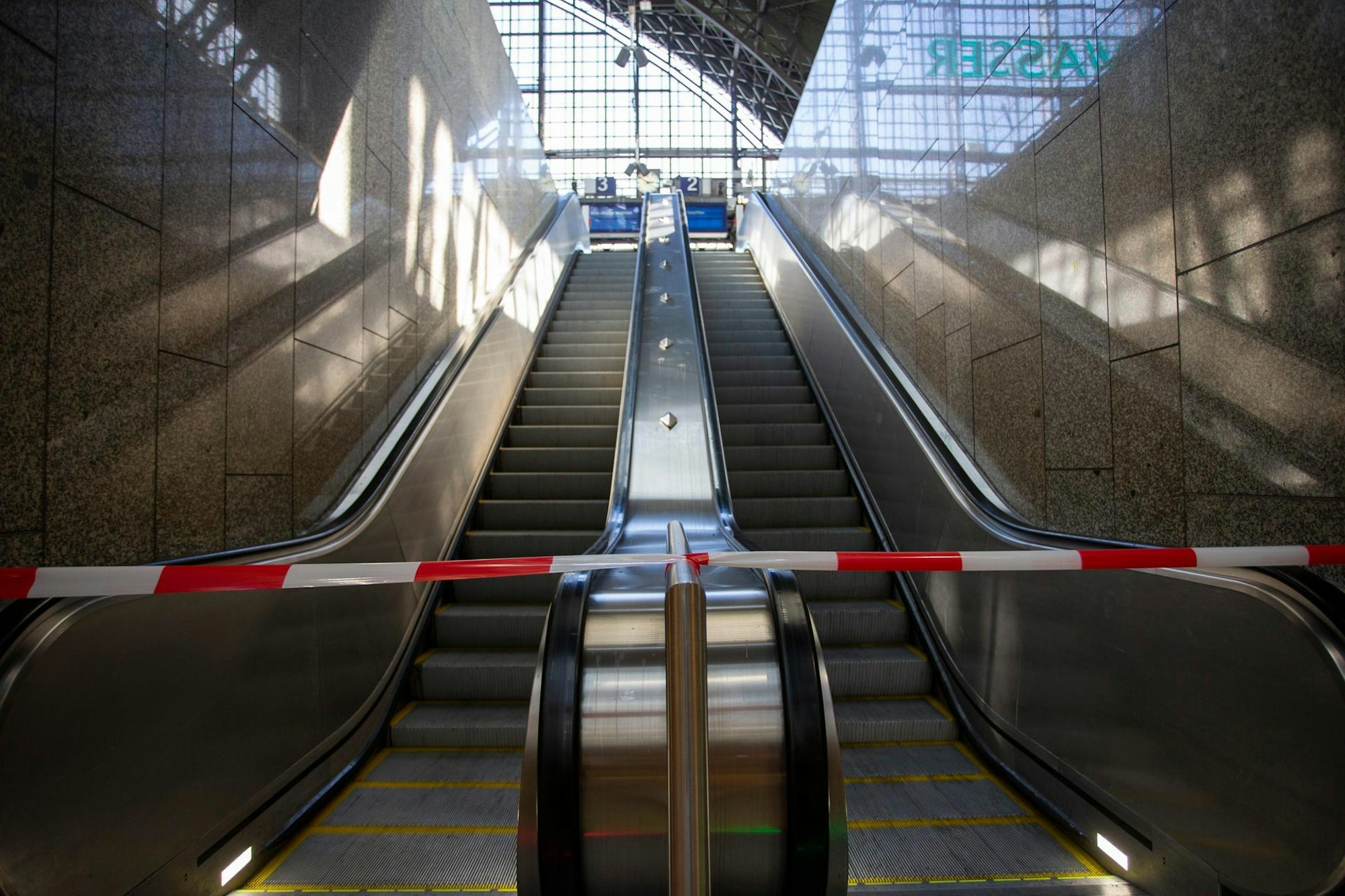 Gesperrte Rolltreppe Bahnhof