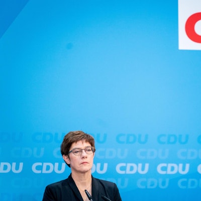 Kramp-Karrenbauer allein
