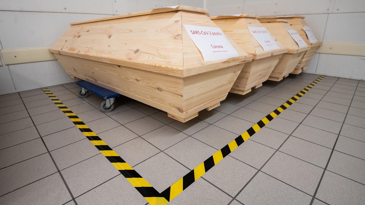Särge mit Leichen von Corona-Infizierten stehen in einem Krematorium in Giesen.