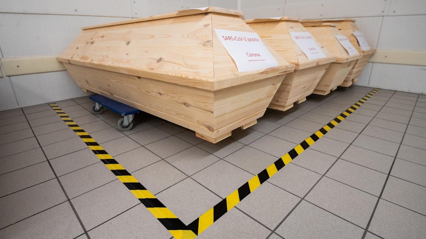 Särge mit Leichen von Corona-Infizierten stehen in einem Krematorium in Giesen.