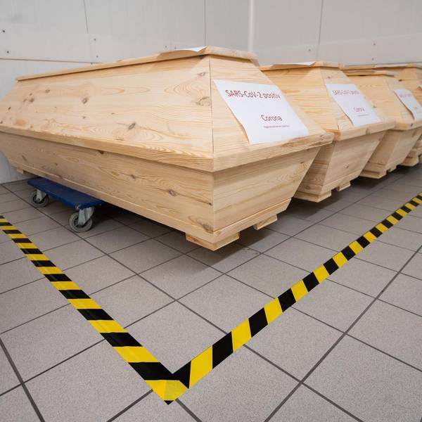 Särge mit Leichen von Corona-Infizierten stehen in einem Krematorium in Giesen.