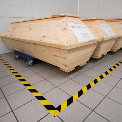 Särge mit Leichen von Corona-Infizierten stehen in einem Krematorium in Giesen.