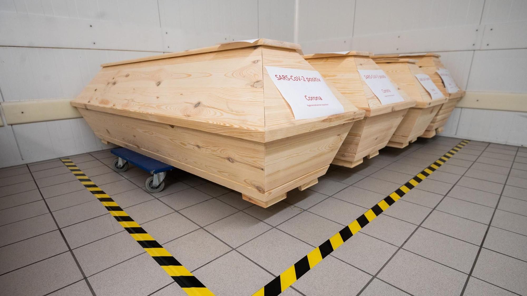 Särge mit Leichen von Corona-Infizierten stehen in einem Krematorium in Giesen.