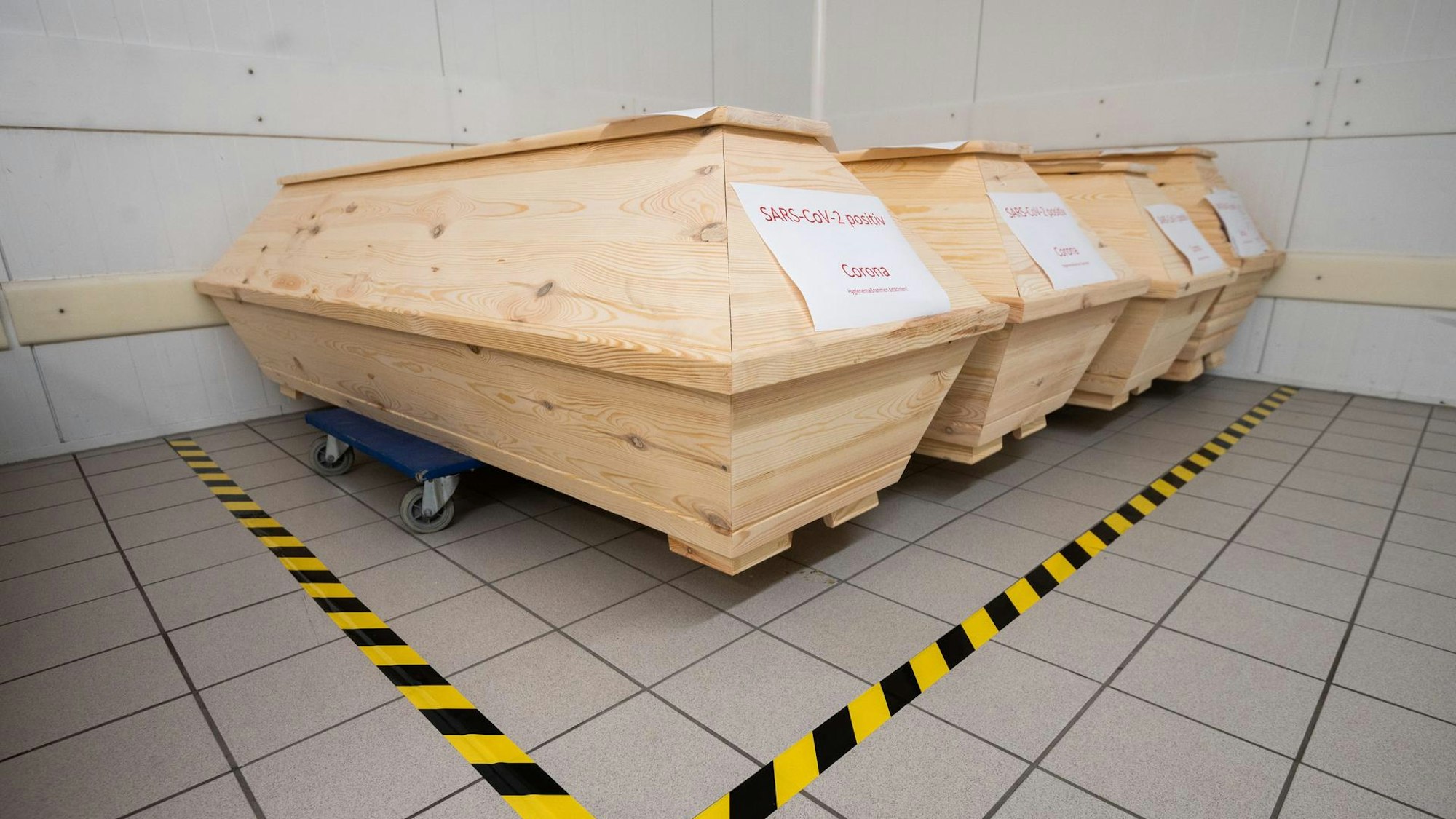 Särge mit Leichen von Corona-Infizierten stehen in einem Krematorium in Giesen.
