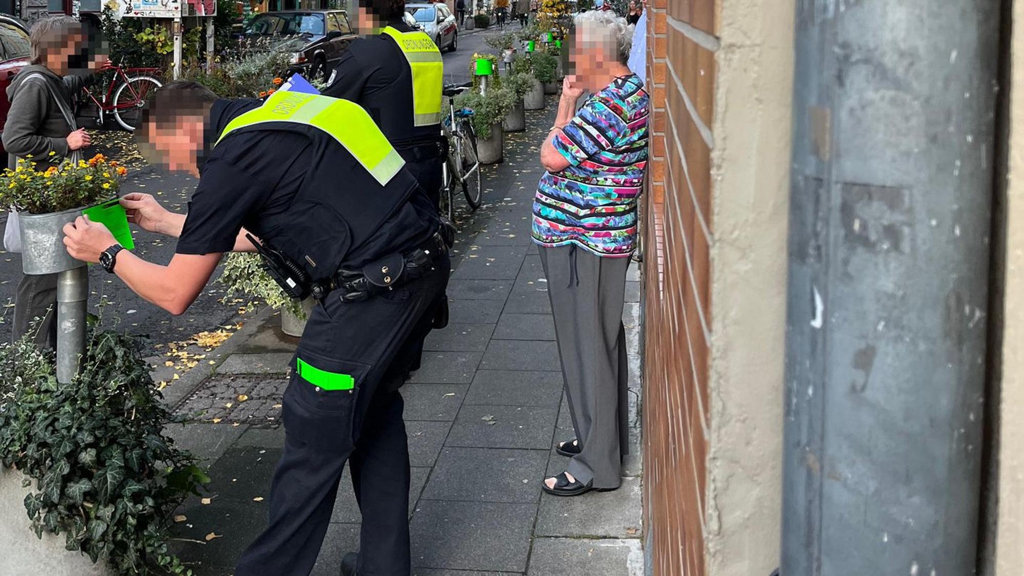 Mitarbeitende des Ordnungsamtes im Einsatz auf der Körnerstraße in Ehrenfeld.