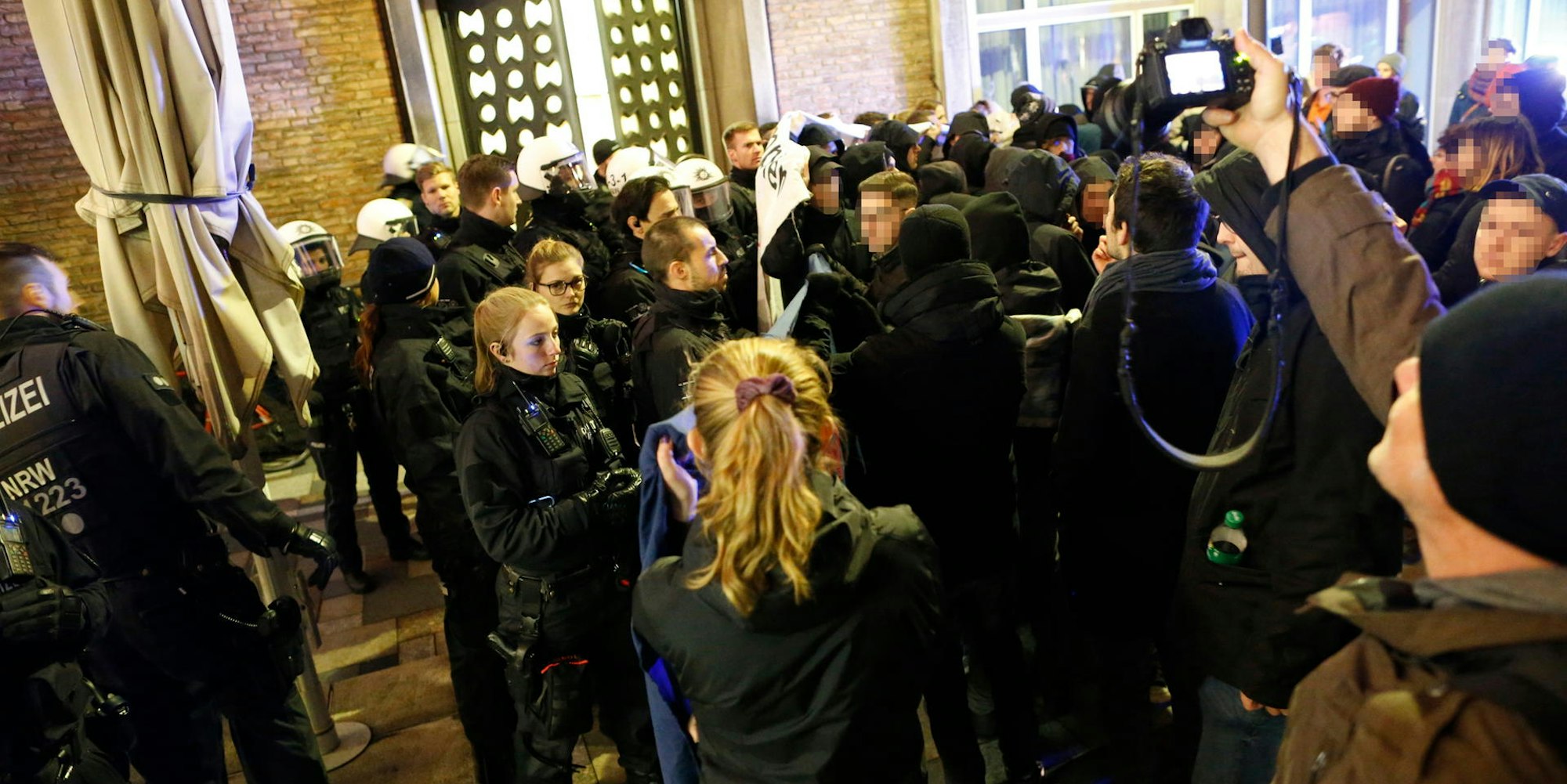 Demo Köln Rangeleien