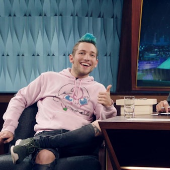 Youtuber Rezo (l.) diskutiert mit Jan Böhmermann über sein Video