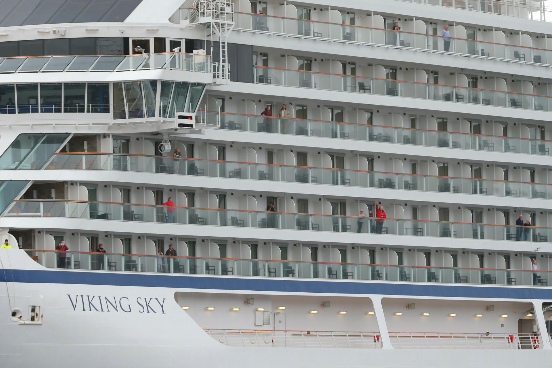 Menschen winken von der Viking Sky