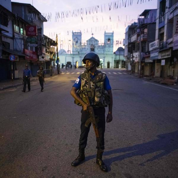 Soldat Sri Lanka auf Straße 260419