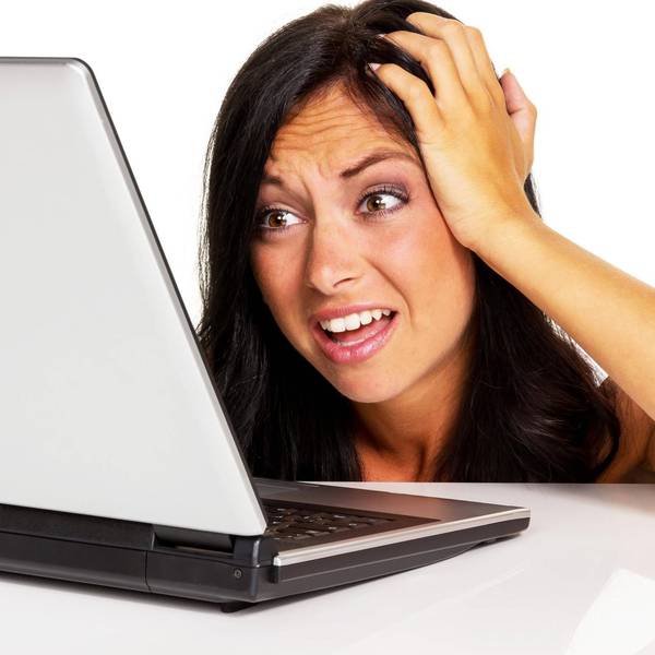 Weltbackuptag_Frau_Computer_Verzweifelt_imago