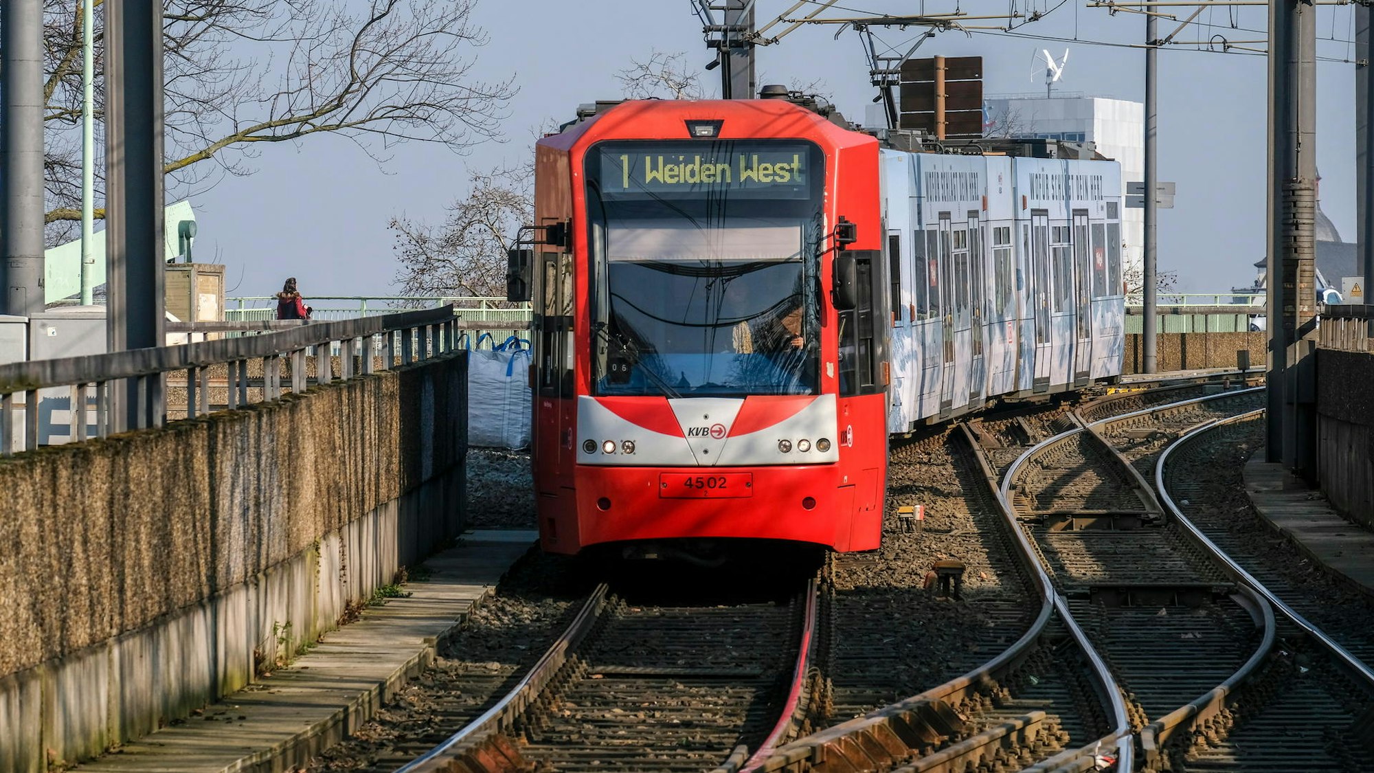 Eine Stadtbahn der Linie 1 (Archivbild)