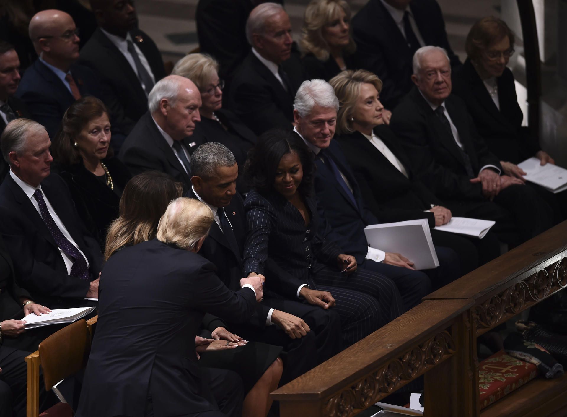 Clintons bei Bush-Trauerfeier