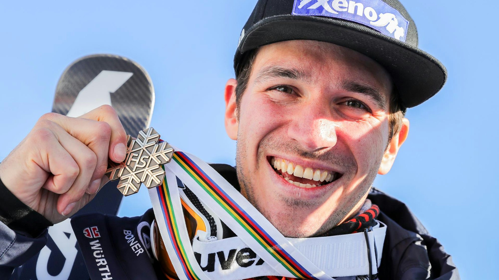 Felix Neureuther mit einer Medaille.