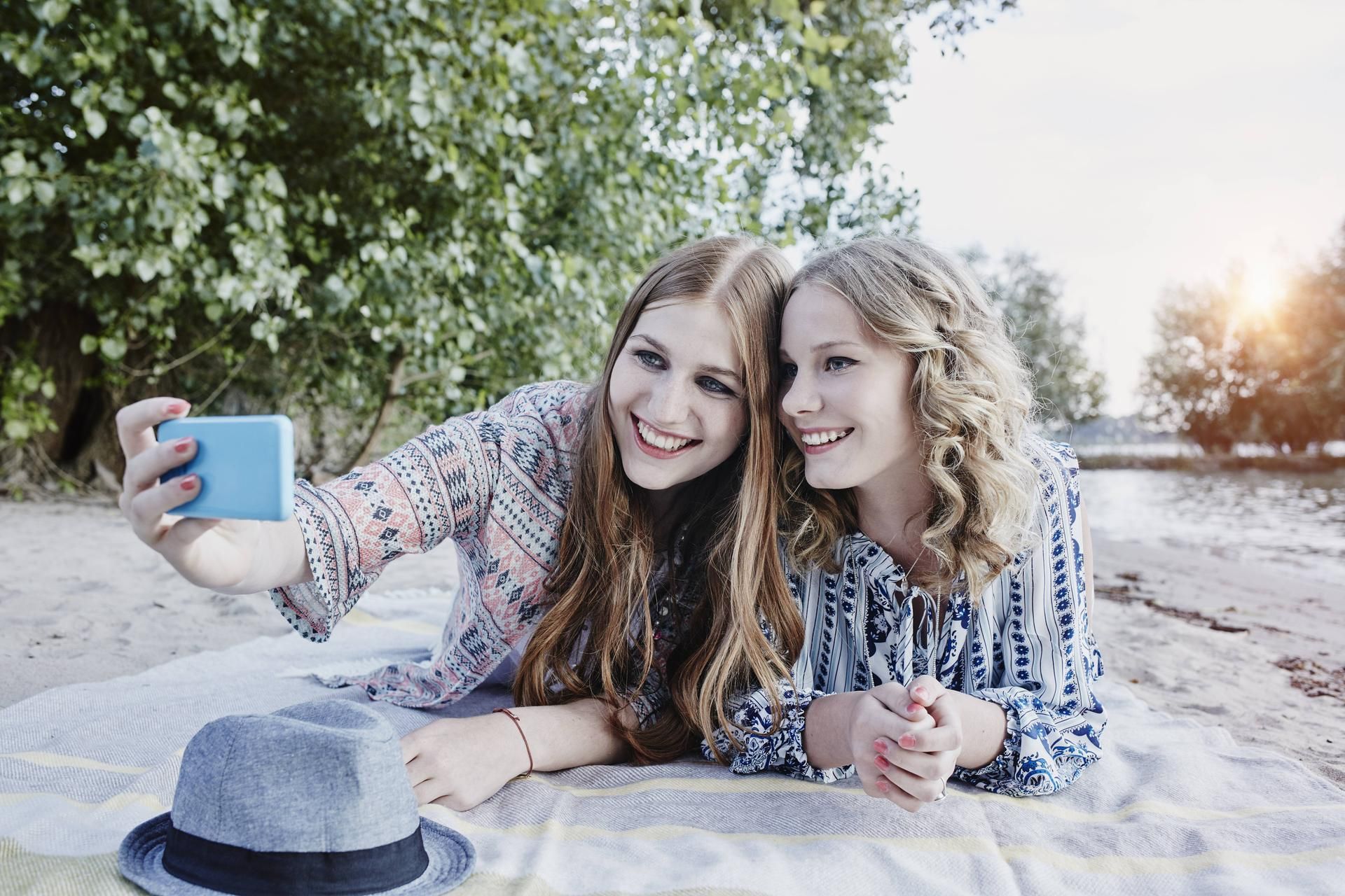 Selfies_Teenager_Symbol_imago