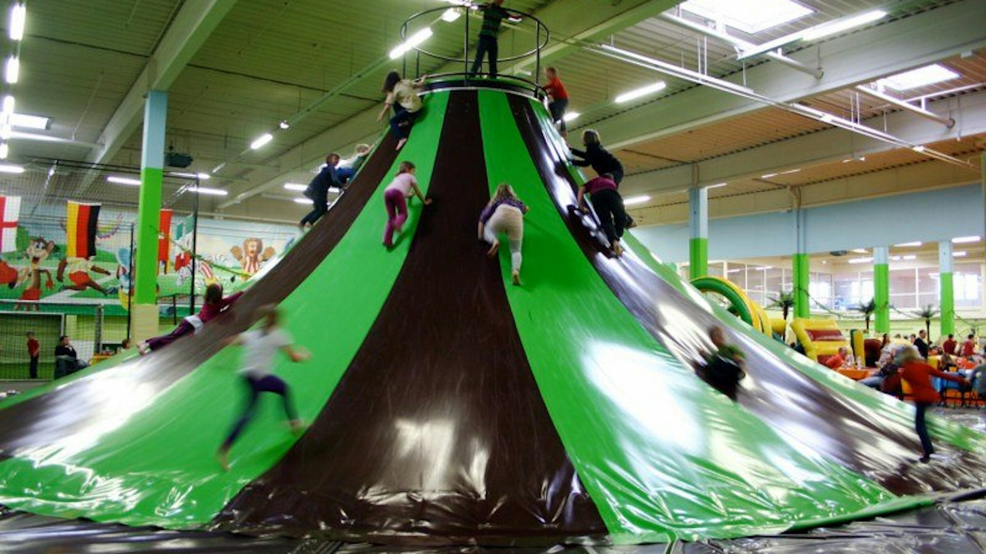 Kinder auf der Jackelino Safari Rutsche