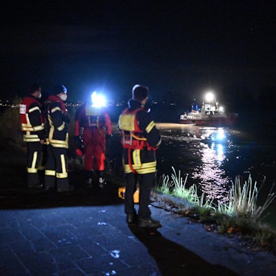 suchaktion am Kölner Rhein