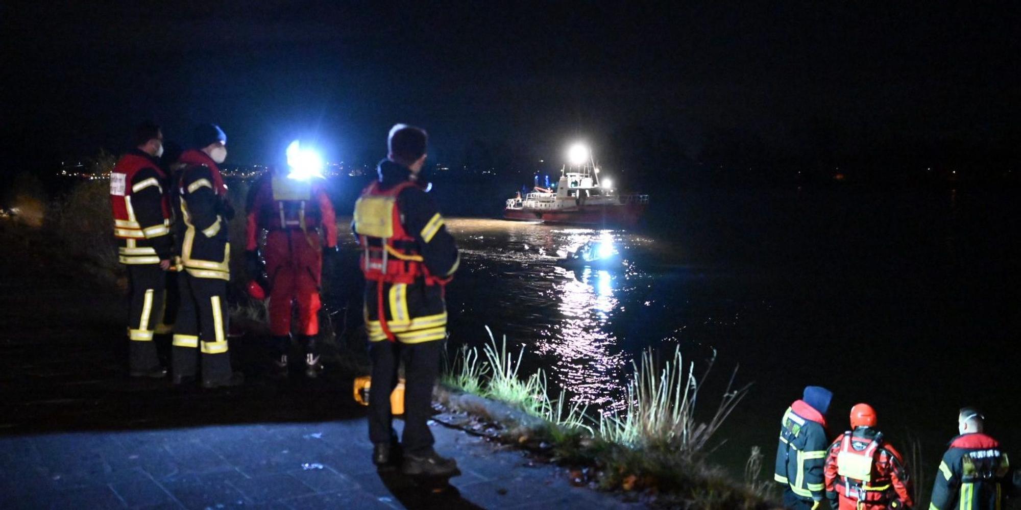 suchaktion am Kölner Rhein