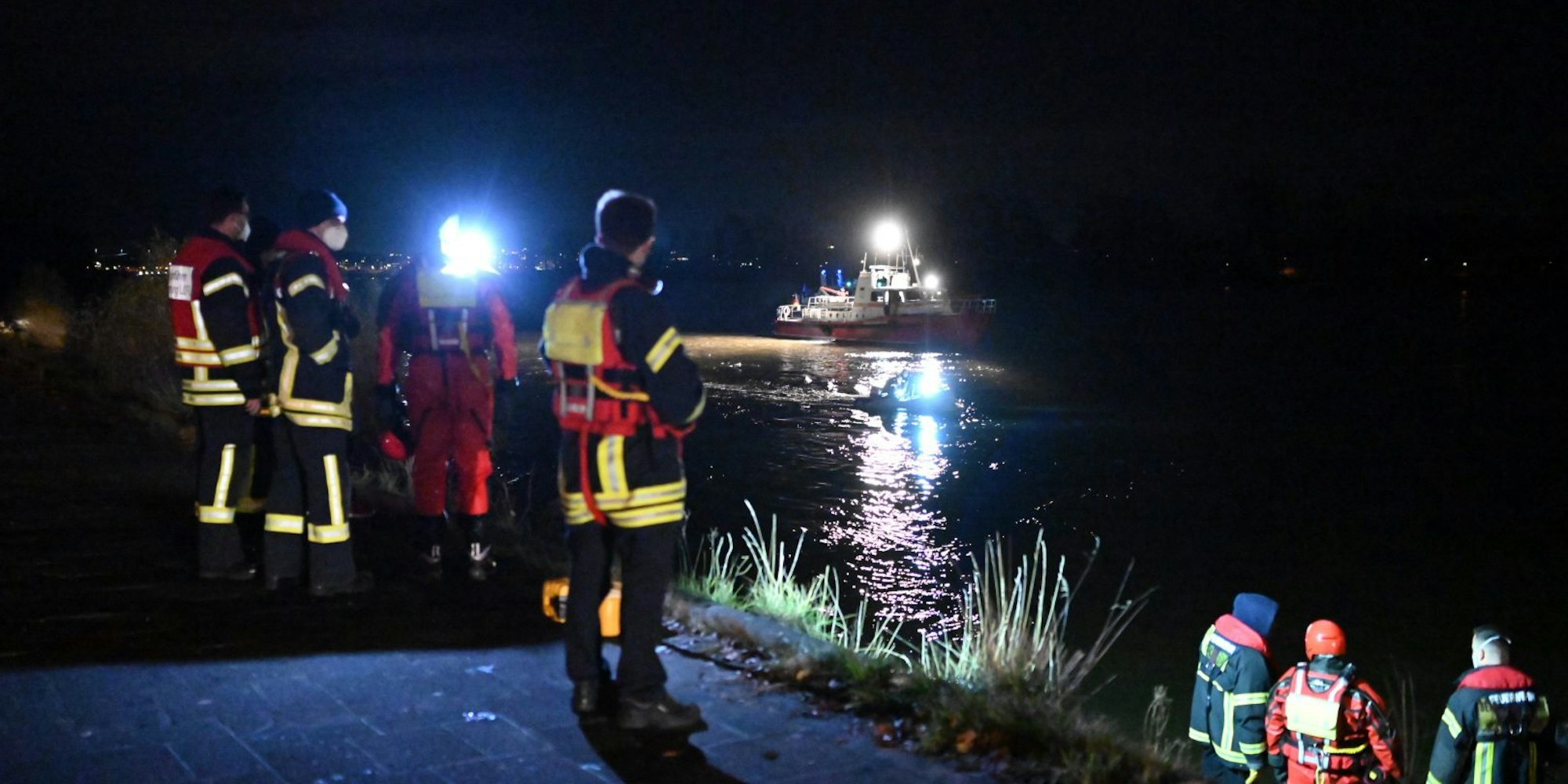 suchaktion am Kölner Rhein