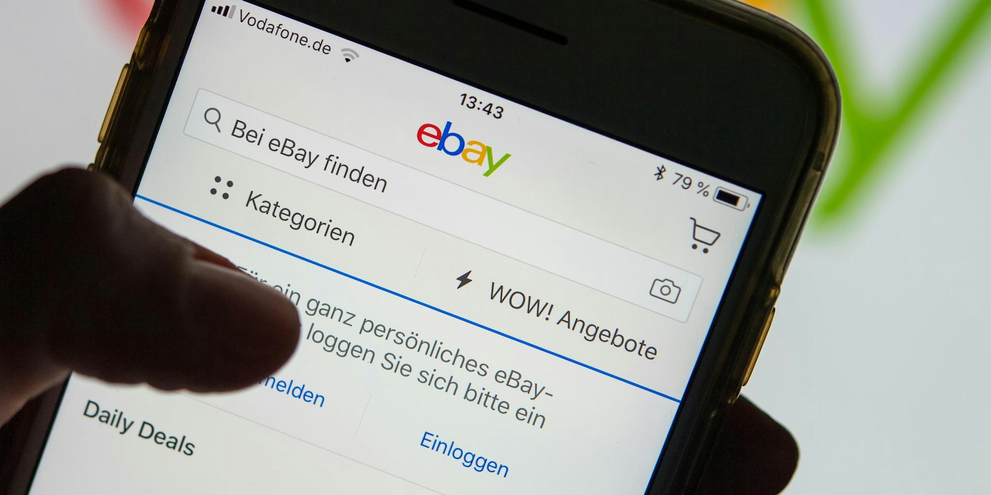 Nutzer ruft Ebay Kleinanzeigen auf dem Smartphone auf