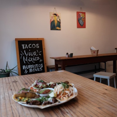 tonys tacos taco im vordergrund