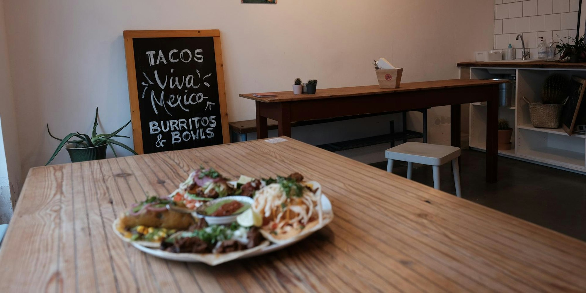 tonys tacos taco im vordergrund