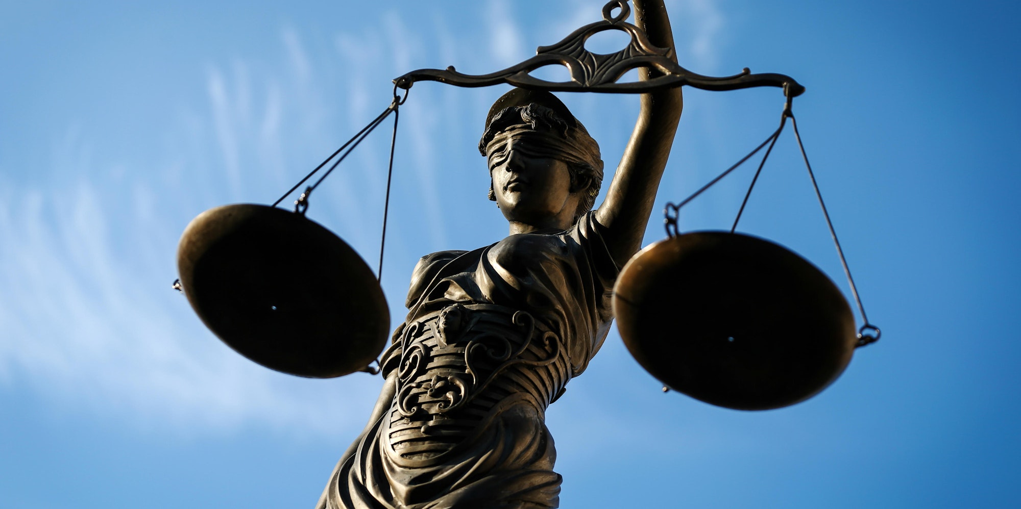 Justitia vor blauem Himmel