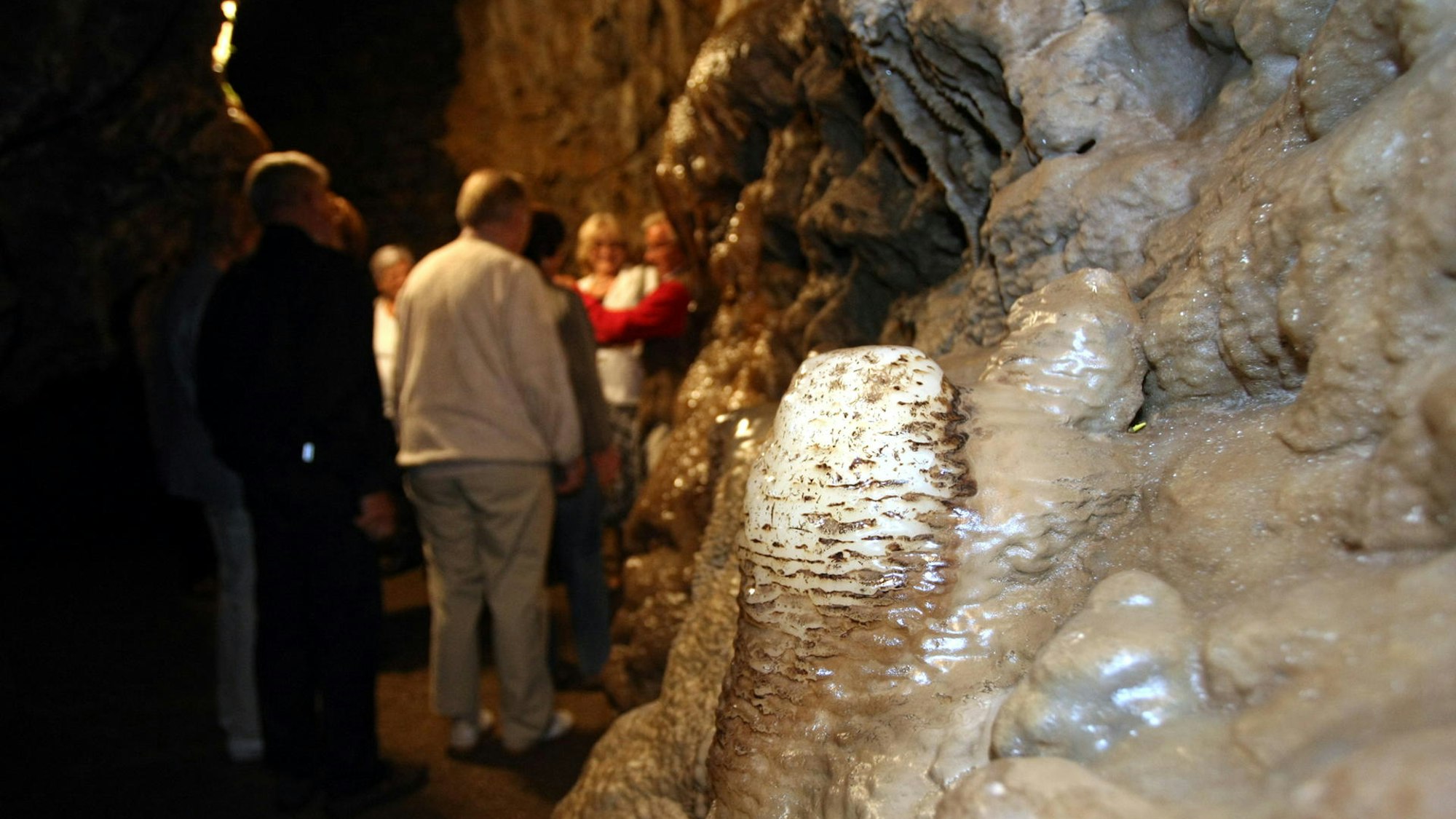 Besucher in der Tropfsteinhöhle
