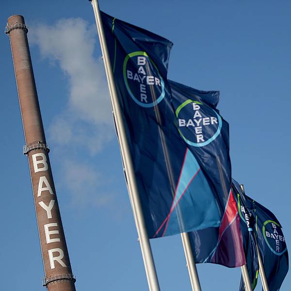 Bayer Konzern Leverkusen Fahnen Symbolbild