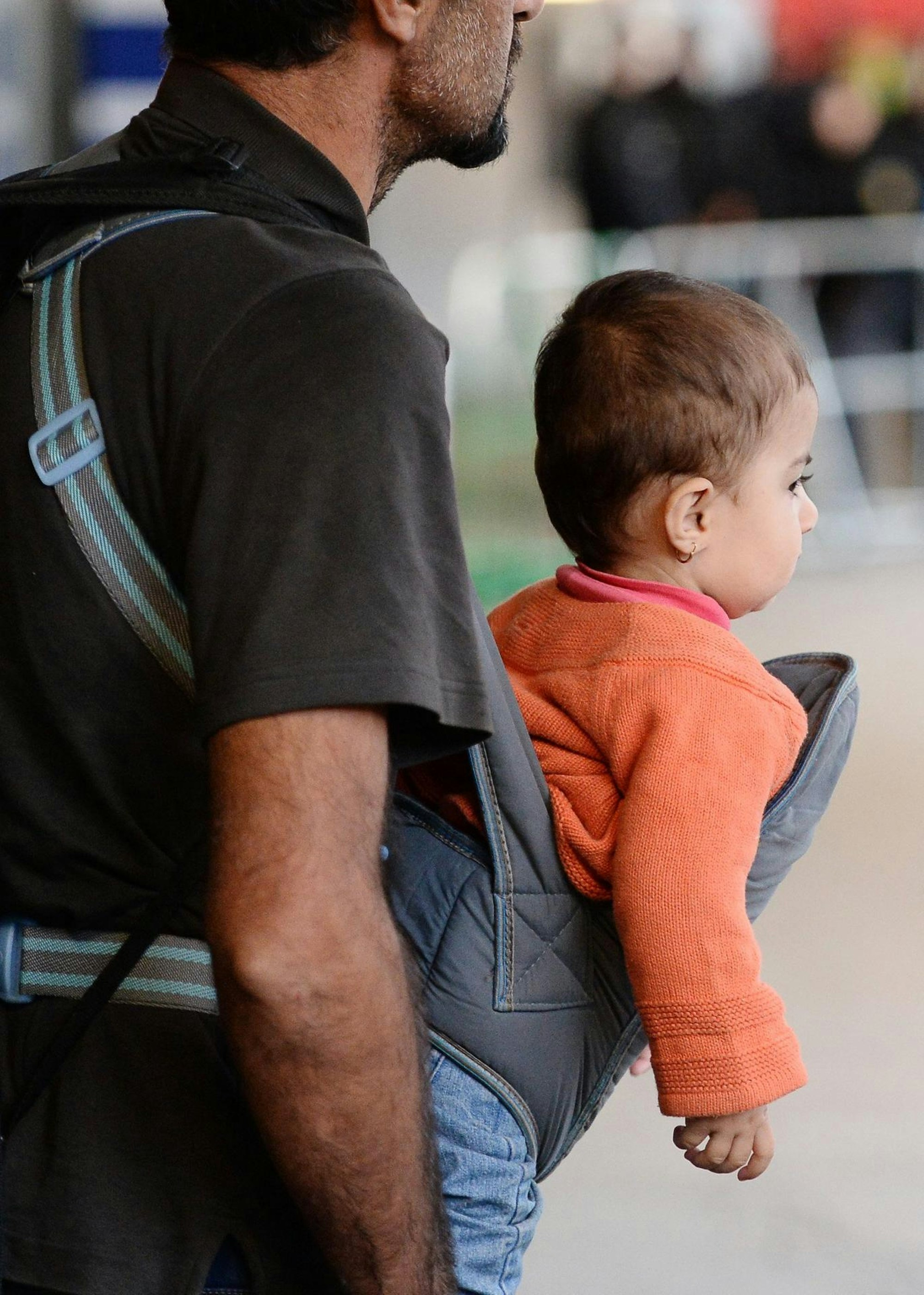 Mann_mit_Babytrage_und_Baby_vor_dem_Bauch