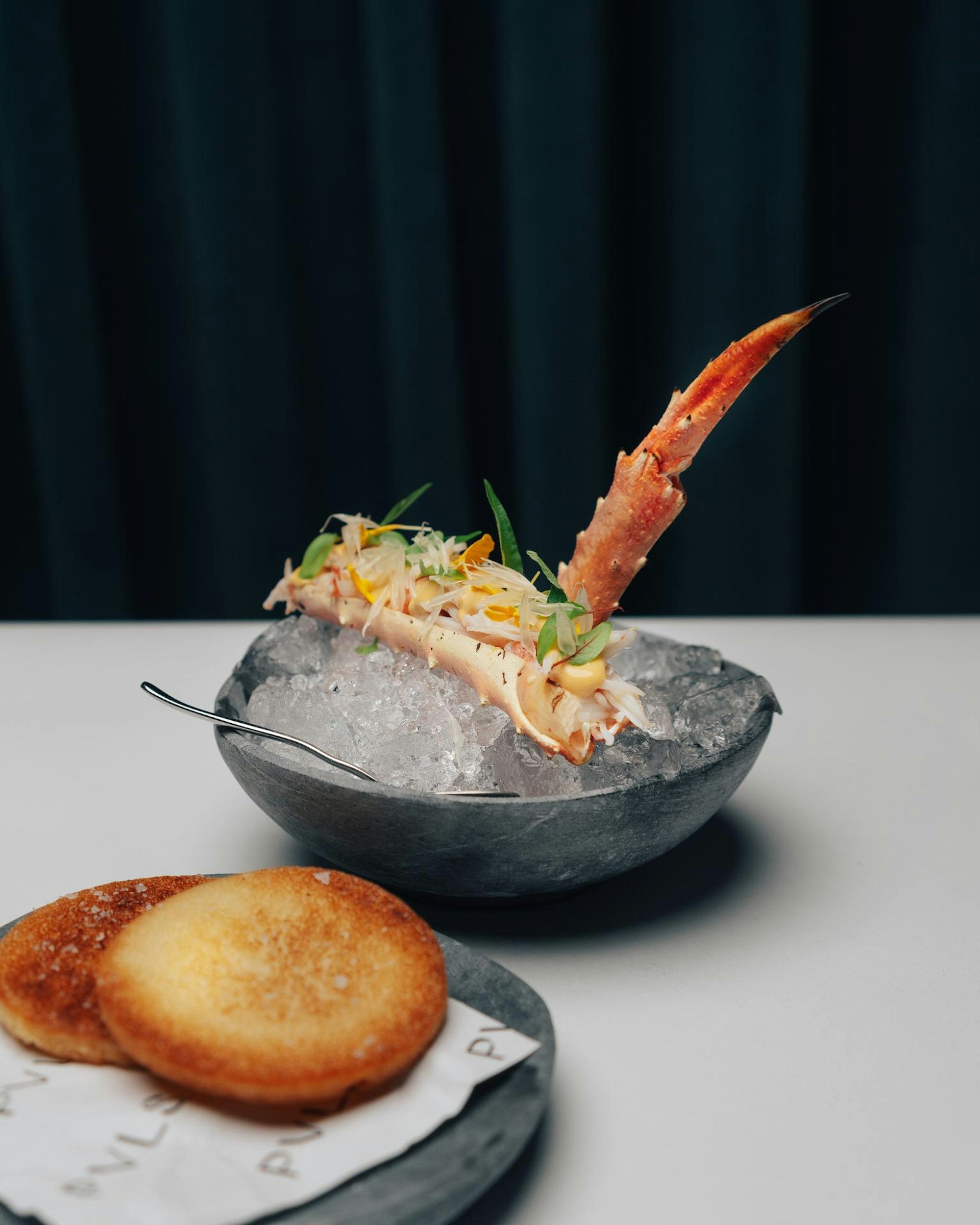 Königskrabbe mit Pomelo auf Eis