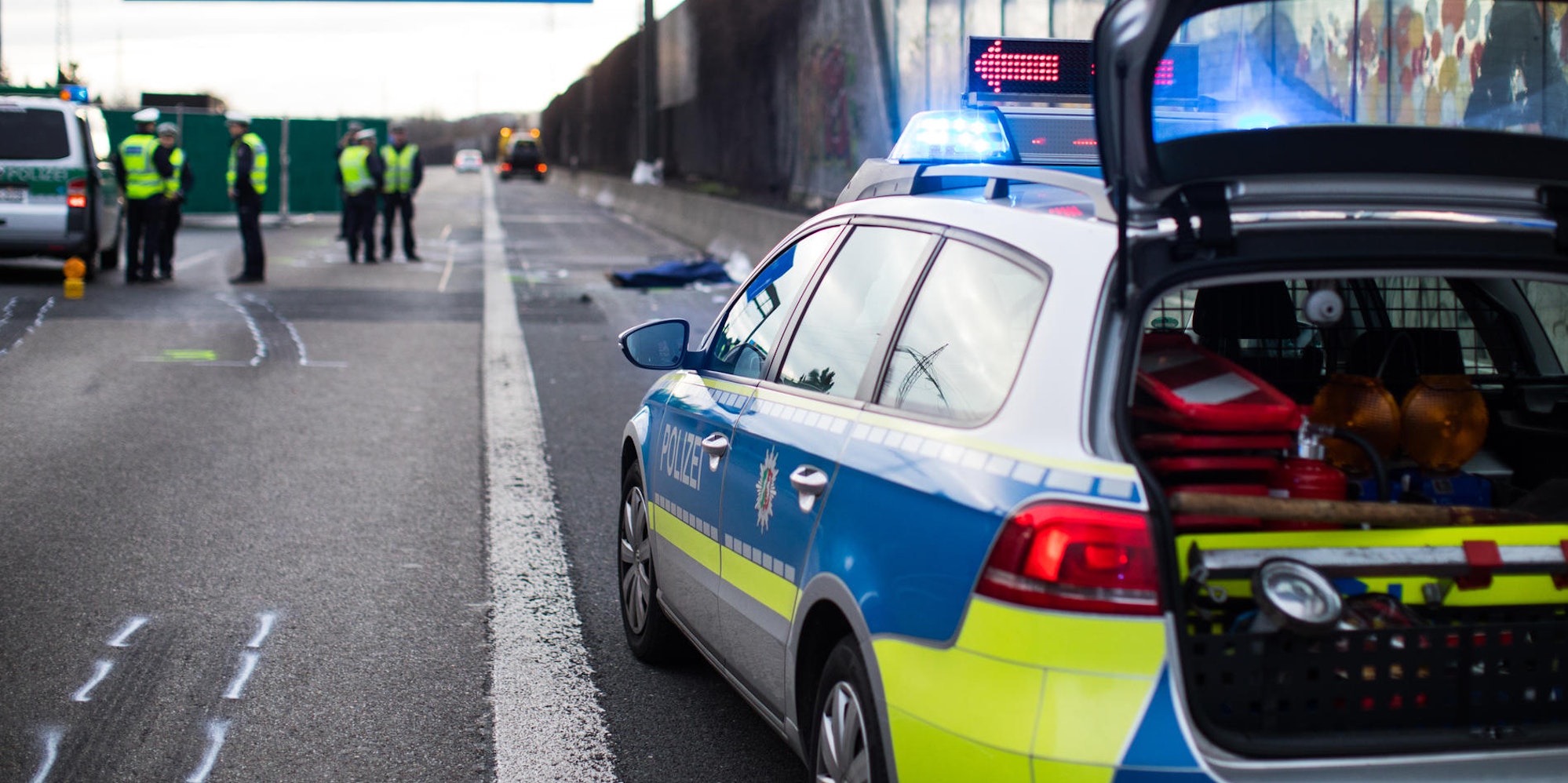 Polizei Autobahn Symbolbild 19