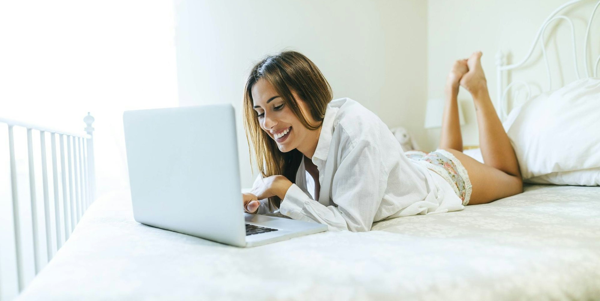 Internet Router Latop Bett Frau zu Hause