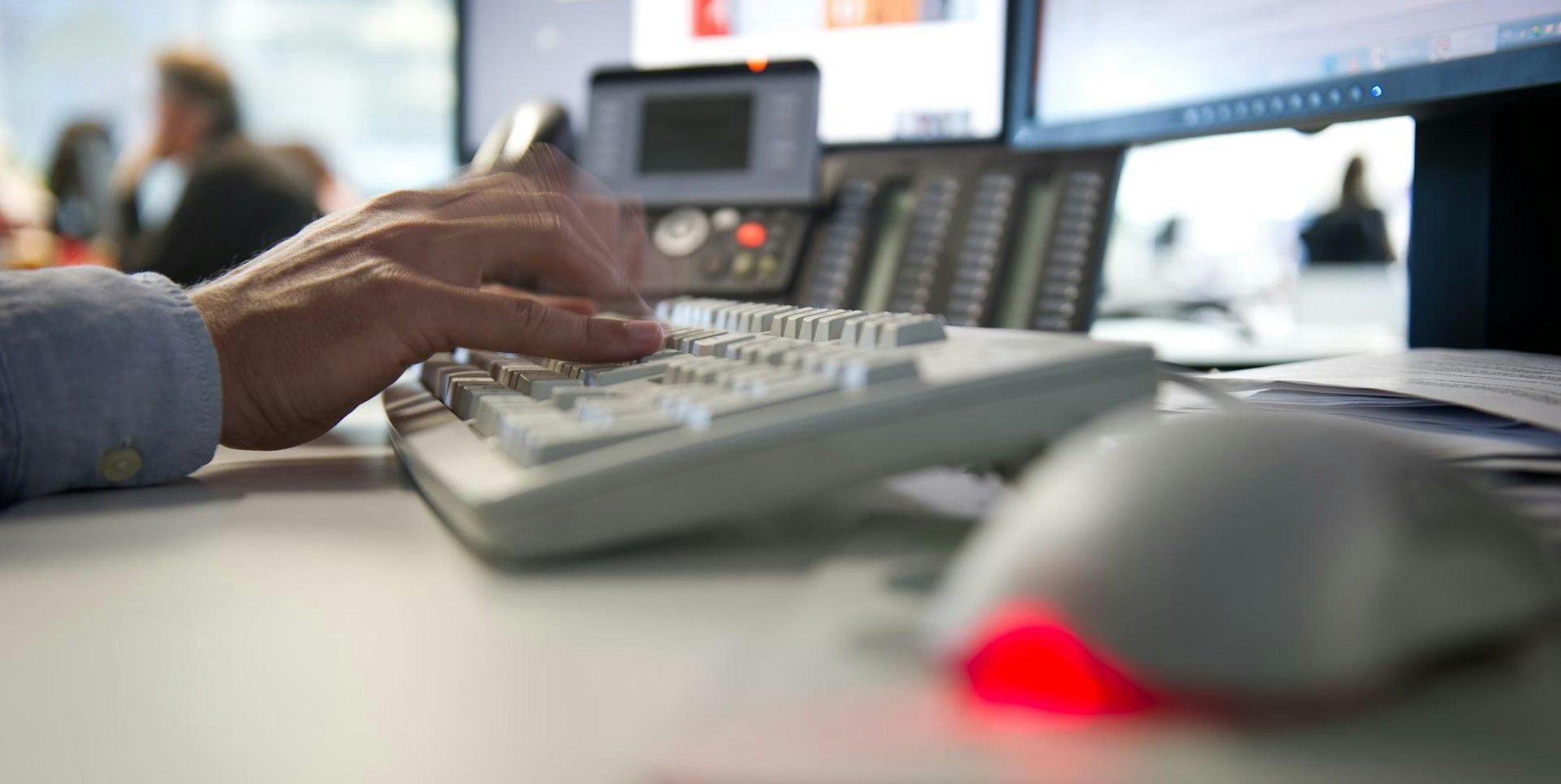 Hände auf einer Camputertastatur