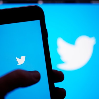 Twitter Logo mit Daumen