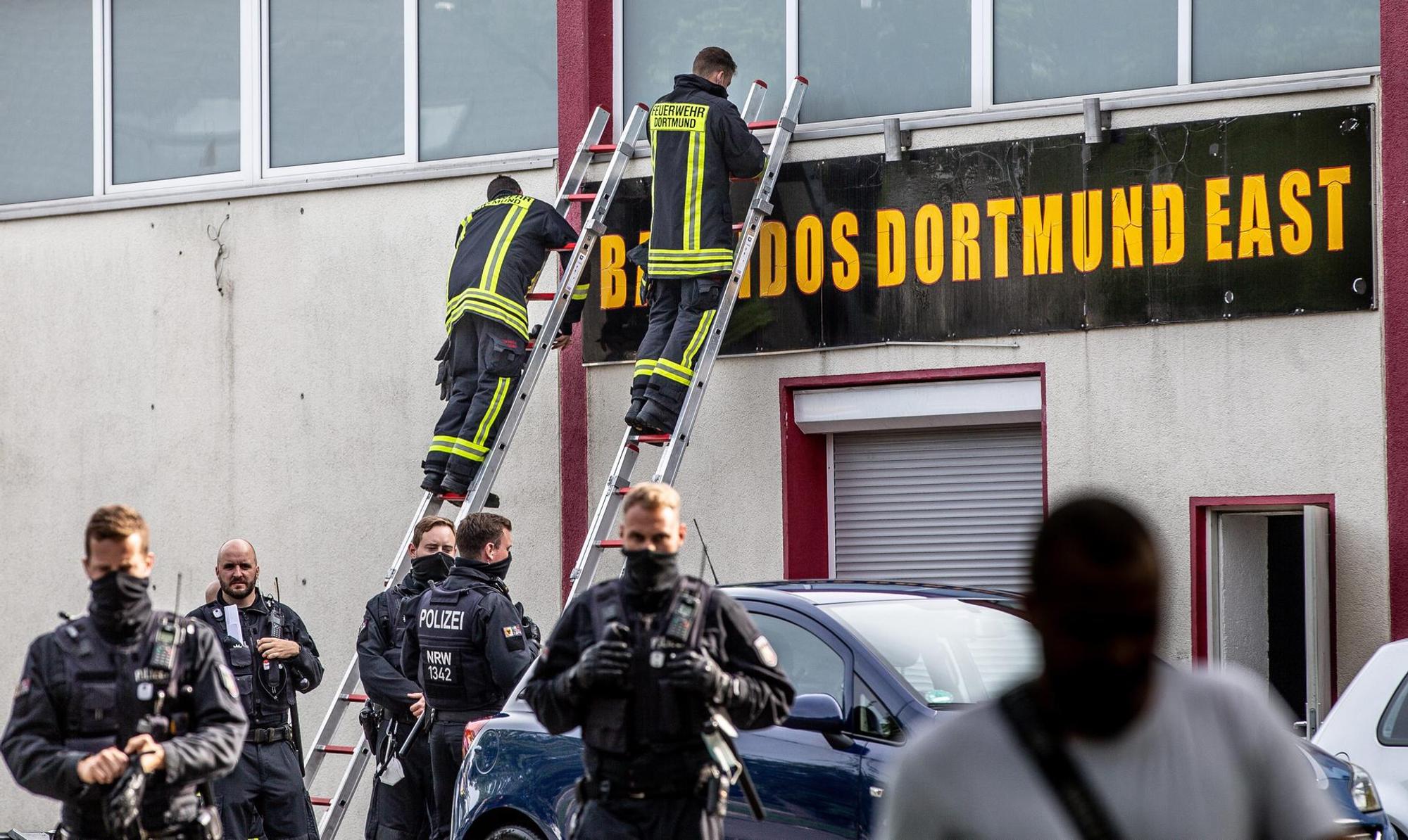 Bandidos Schilder werden abmontiert
