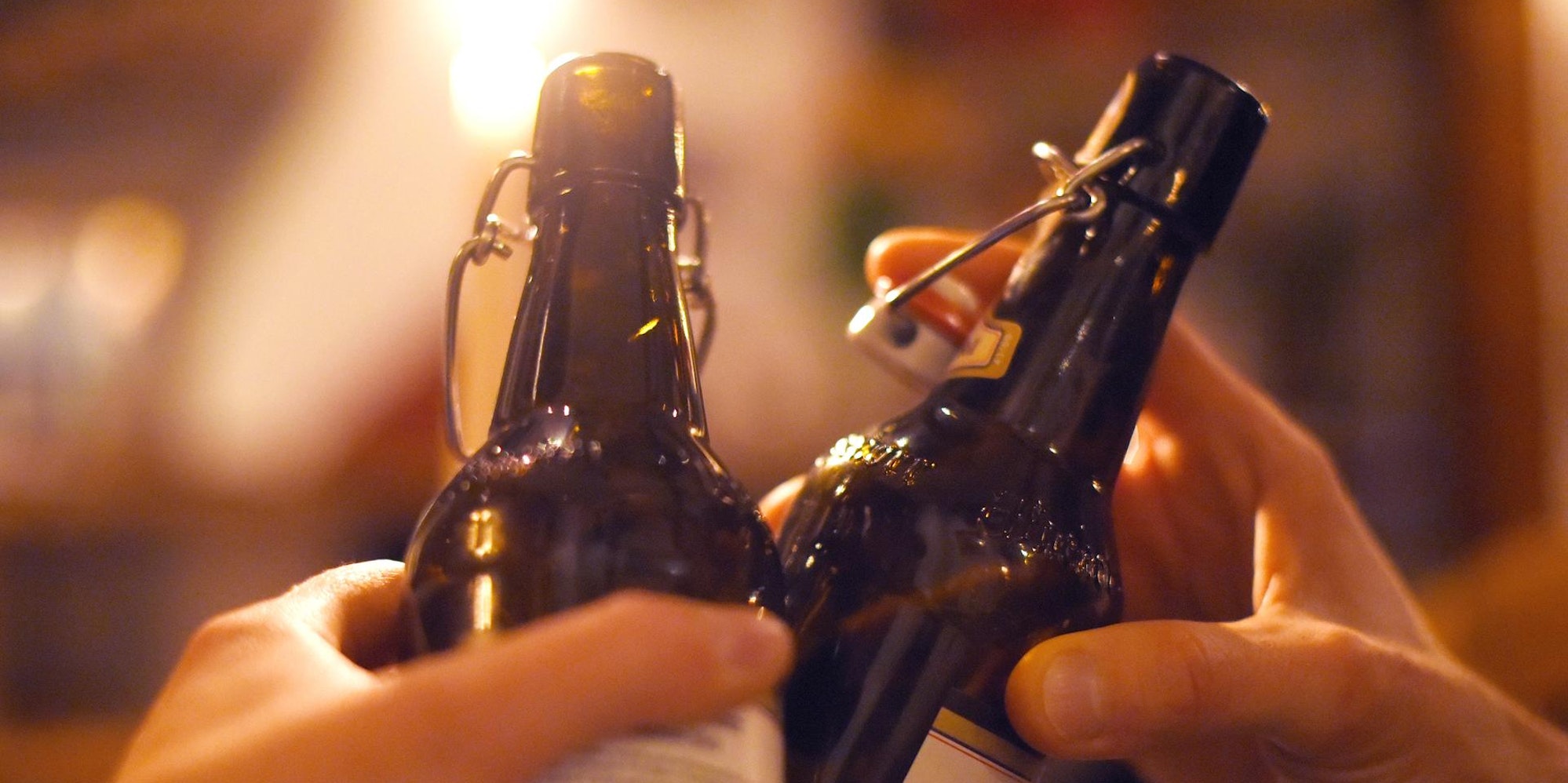 Bierflaschen im Sonnenuntergang