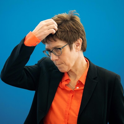 Kramp-Karrenbauer kratz sich am Kopf