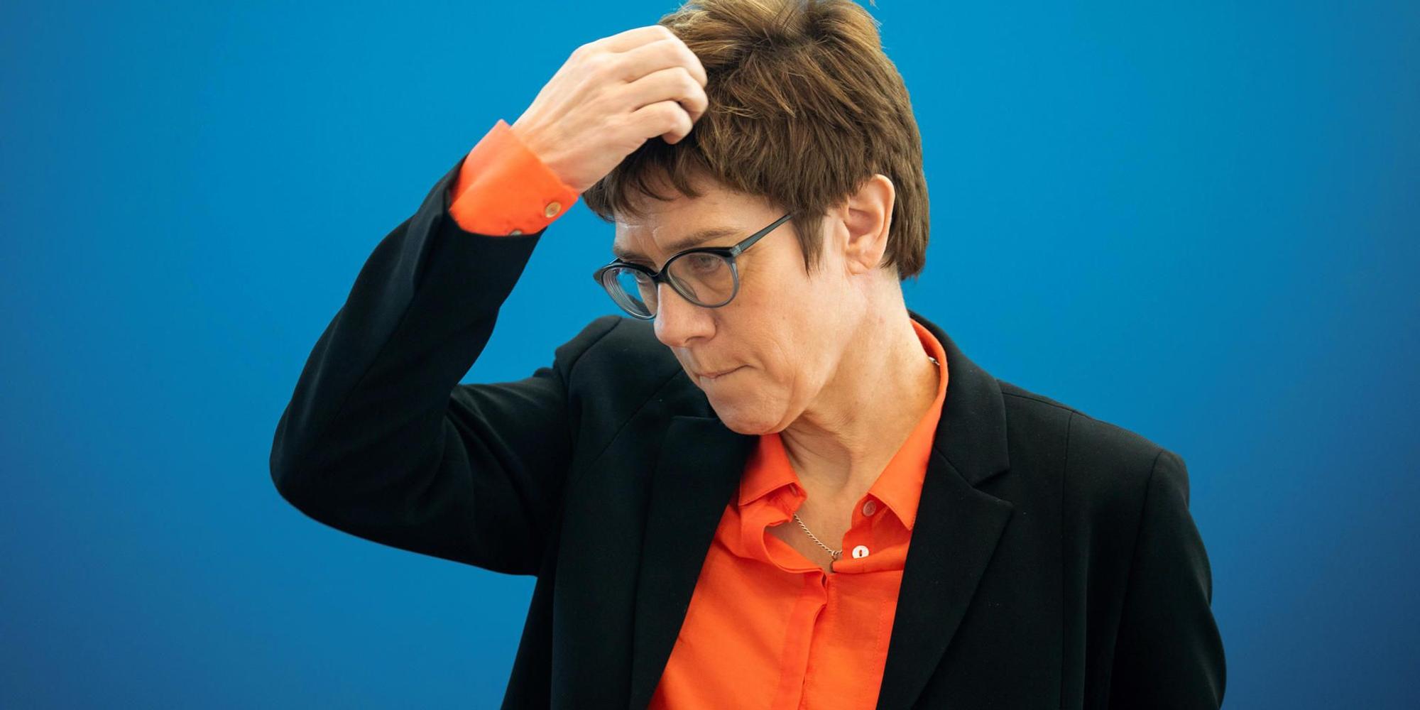 Kramp-Karrenbauer kratz sich am Kopf