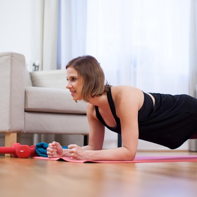 Frau im Stütz im Wohnzimmer