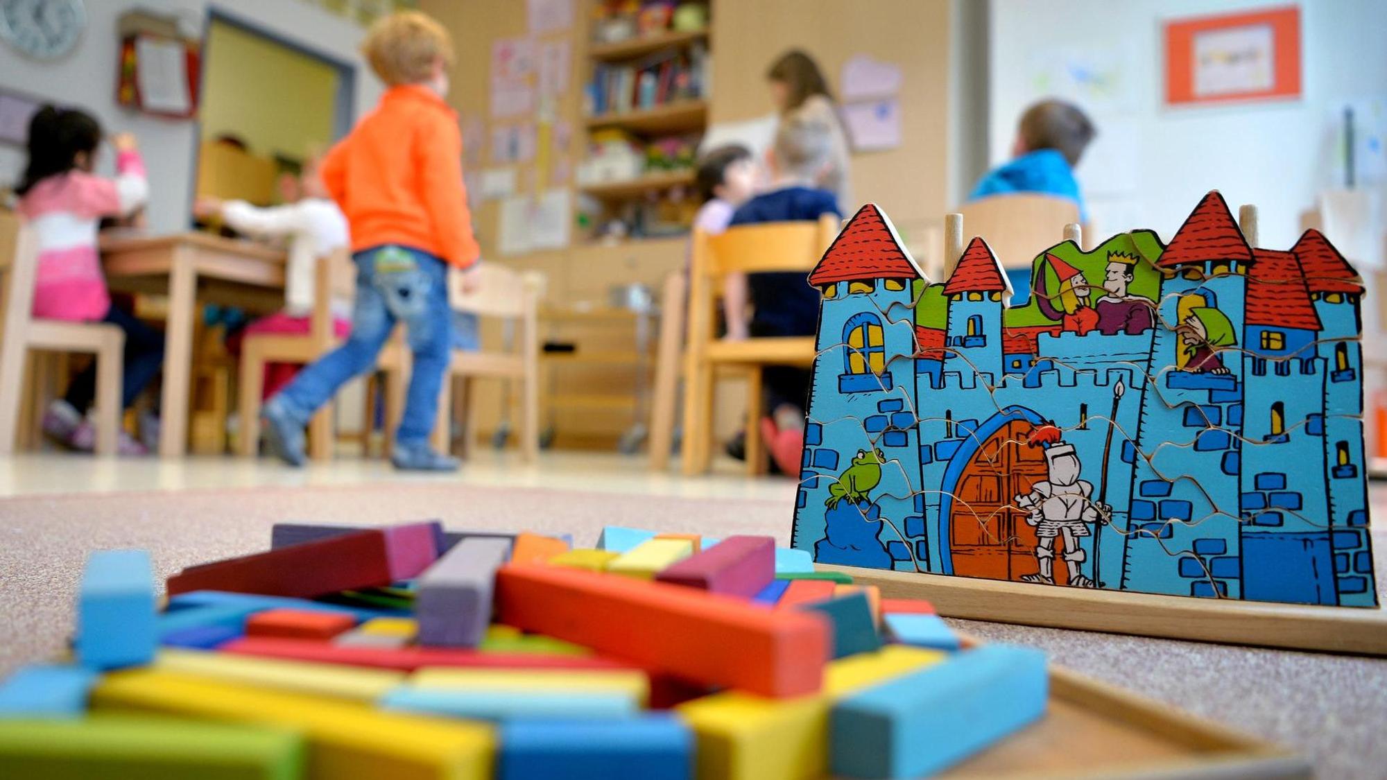 Spielzeug liegt in einer Kindertagesstätte