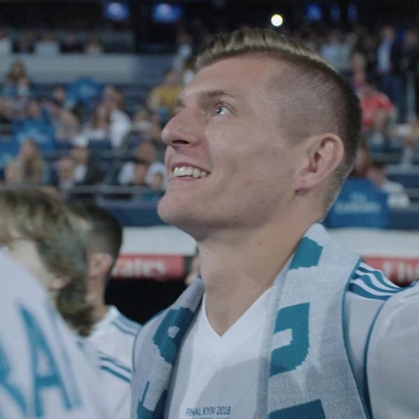 Toni_Kroos_bei_der_Feier_von_Real_Madrid_2018_zum_dritte