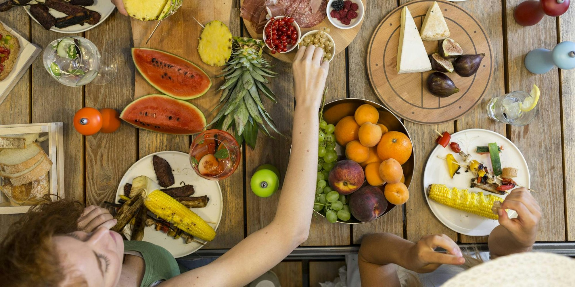Ein_gedeckter_Tisch_mit_lauter_Köstlichkeiten