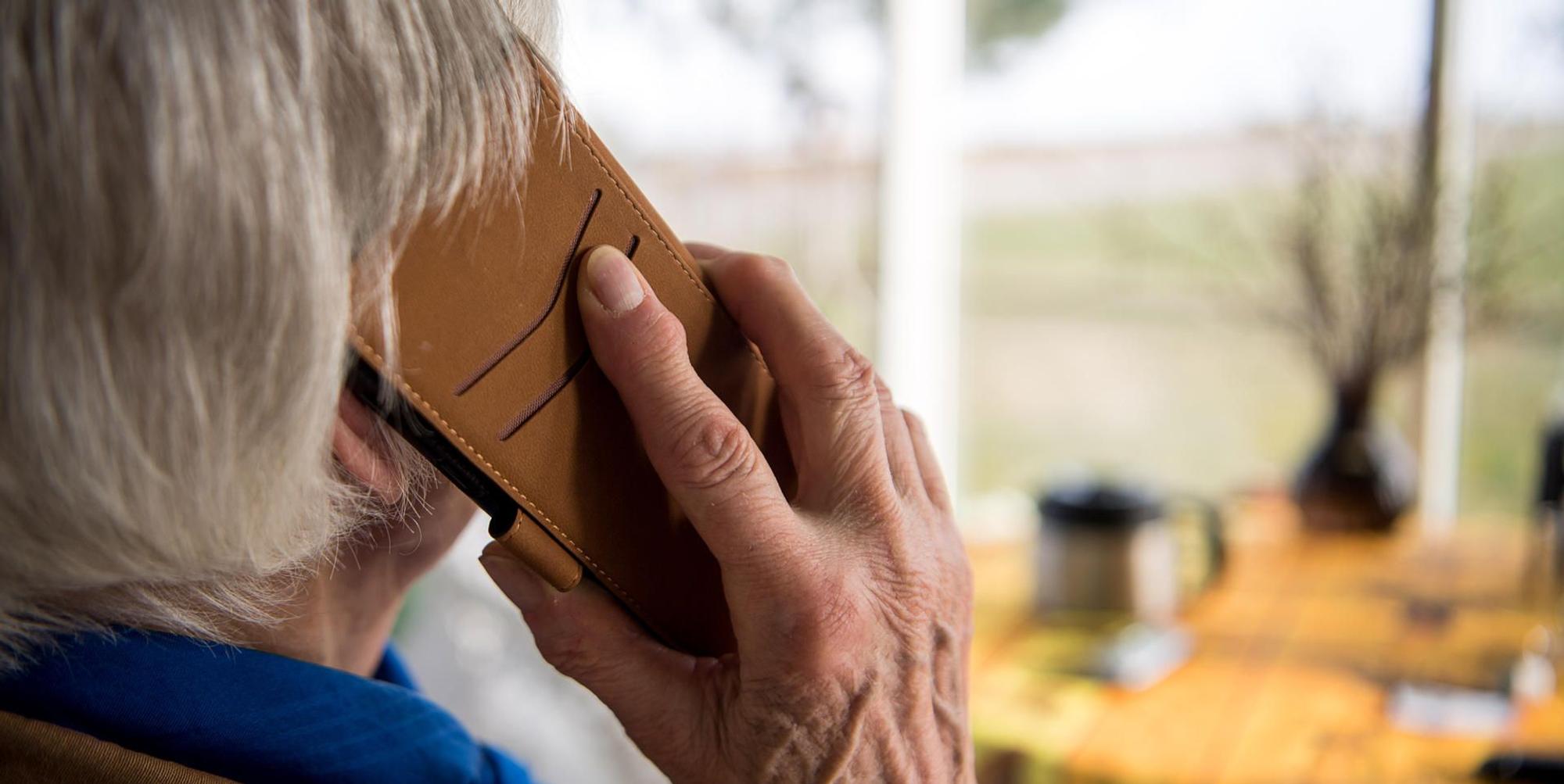 Rentnerin_am_Telefon