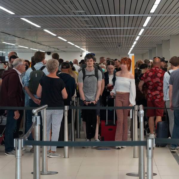 Wartende am Flughafen